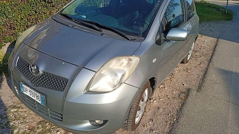 Usata Toyota Yaris Sol 87 CV (63 kW) 2008 Argento Utilitaria