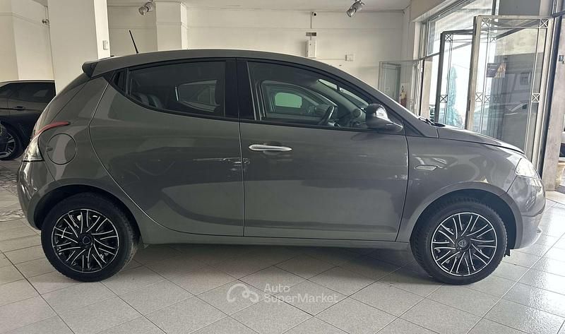 Usata Lancia Ypsilon Gold 69 CV (50 kW) 2023 Grigio Utilitaria
