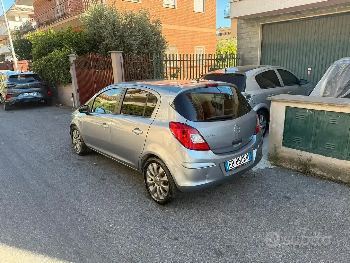 Usata Opel Corsa Club 75 CV (55 kW) 2010 Bluazzurro Utilitaria
