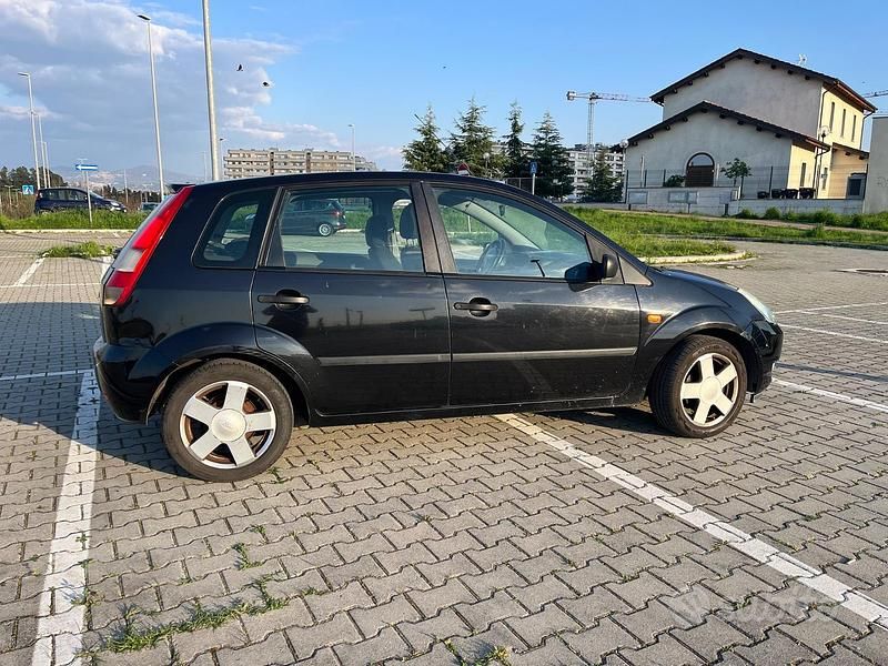 Usata Ford Fiesta Zetec 80 CV (58 kW) 2003 Nero Utilitaria