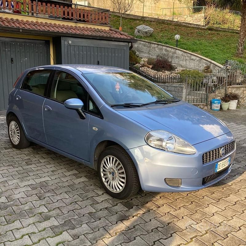 Usata Fiat Grande Punto Dynamic 77 CV (56 kW) 2007 Blu Utilitaria