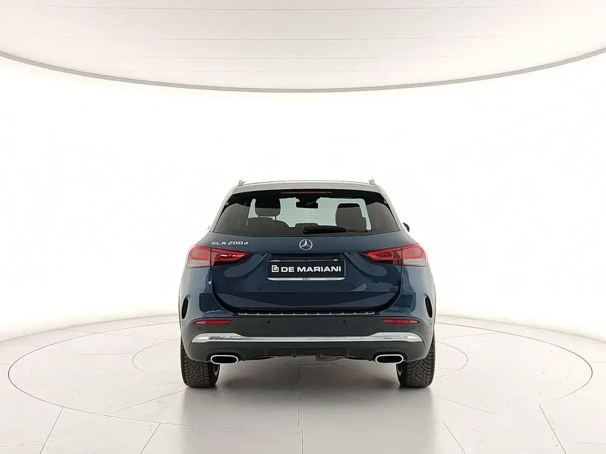 Usata Mercedes GLA200 Premium 150 CV (110 kW) 2023 Blue denim ; SUV