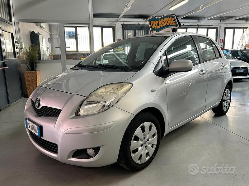 Grigio Usata 2009 Toyota Yaris Sol Tre volumi | 5390 € (Buon prezzo) - Immagine 1/4