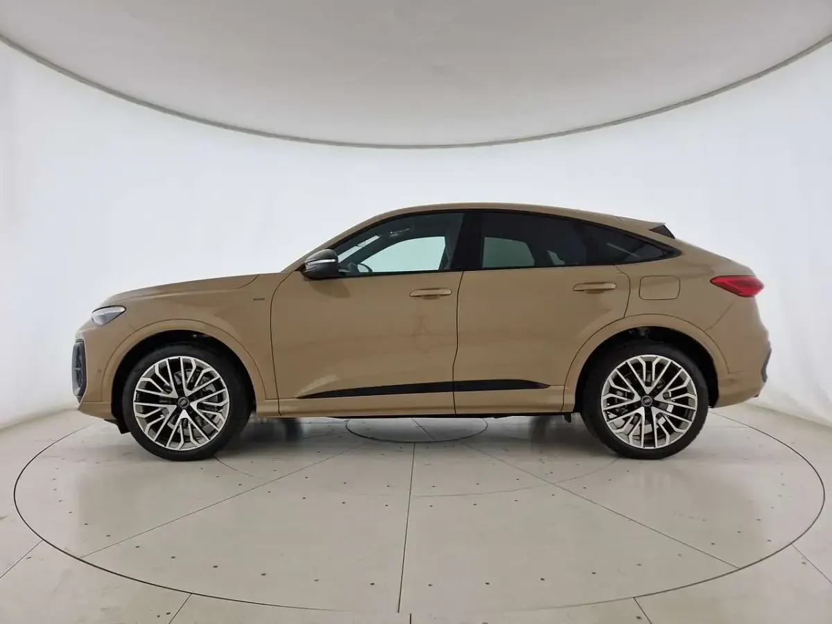 Nuova Audi Q5 Sportback S-Line 299 CV (219 kW) 2026 Oro sakhir metallizzato SUV