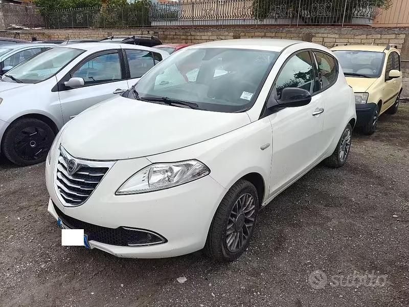 Usado Lancia Ypsilon S 95 HP (69 kW) 2013 Branco Citadino