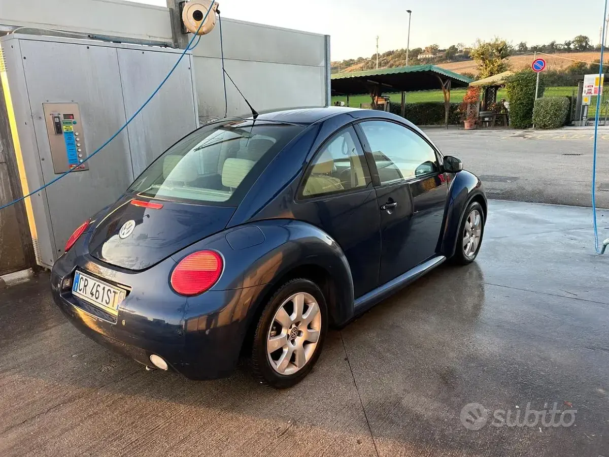 Usata VW New Beetle 102 CV (75 kW) 2005 Blu Utilitaria