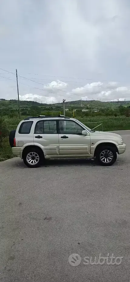 Usata Suzuki Grand Vitara 128 CV (94 kW) 2000 Giallo SUV
