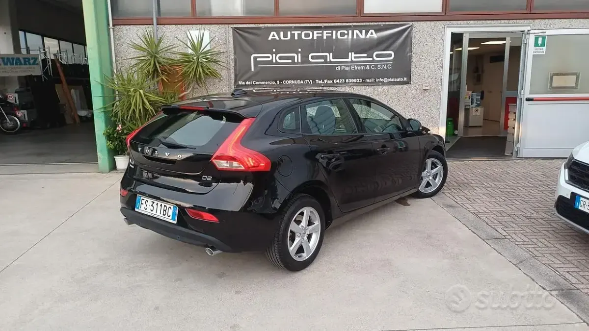 Usata Volvo V40 R-Design 120 CV (88 kW) 2018 Nero Berlina