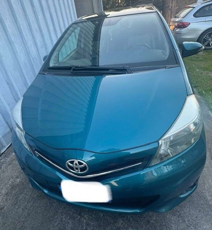 Usata Toyota Yaris Lounge 90 CV (66 kW) 2011 Verde Berlina