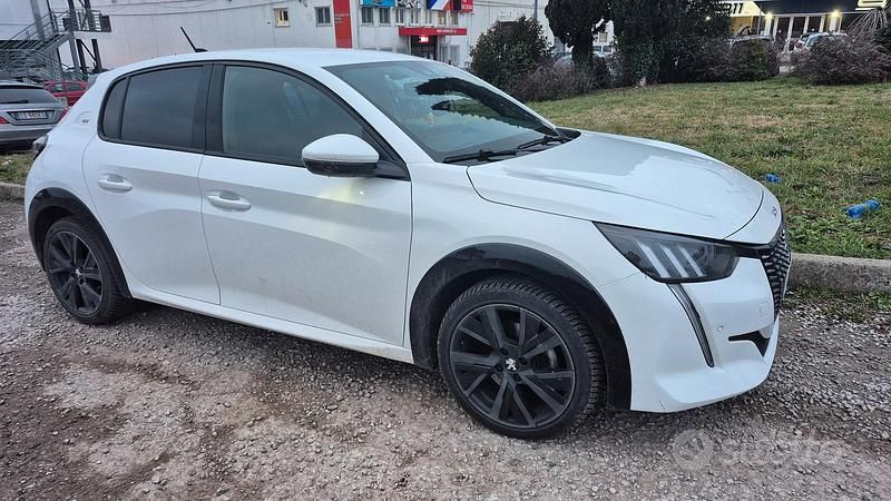 Usata Peugeot 208 GT 101 CV (74 kW) 2023 Bianco Utilitaria