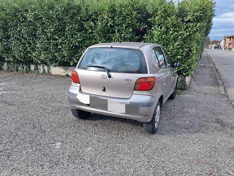 Usata Toyota Yaris 65 CV (47 kW) 2004 Grigio Utilitaria