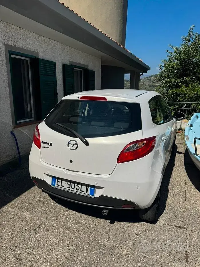 Usata Mazda 2 75 CV (55 kW) 2012 Bianco Utilitaria
