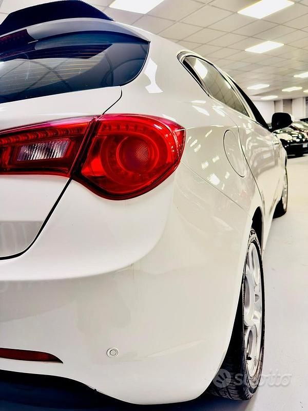 Usata Alfa Romeo Giulietta Distinctive 105 CV (77 kW) 2015 Bianco Utilitaria