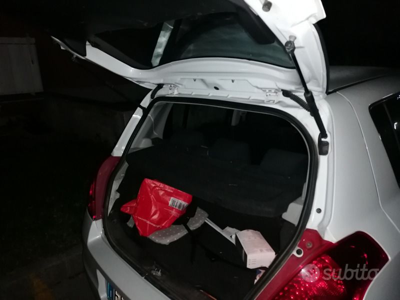 Gebraucht Suzuki Swift 75 PS (55 kW) 2011 Weiß Kleinwagen