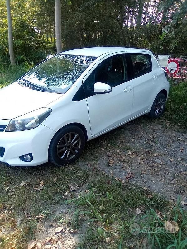 Second-hand Toyota Yaris 69 CP (50 kW) 2014 Alb Berlinǎ