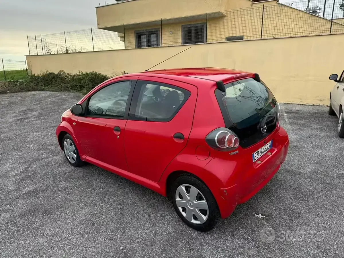 Usado Toyota Aygo 68 HP (50 kW) 2011 Vermelho Citadino