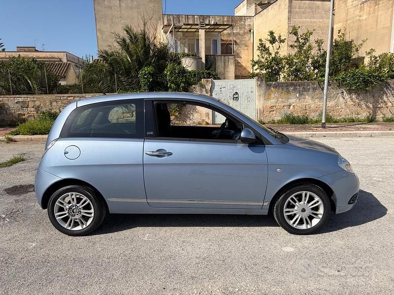 Begagnad Lancia Ypsilon 69 HK (50 kW) 2010 Blå Halvkombi