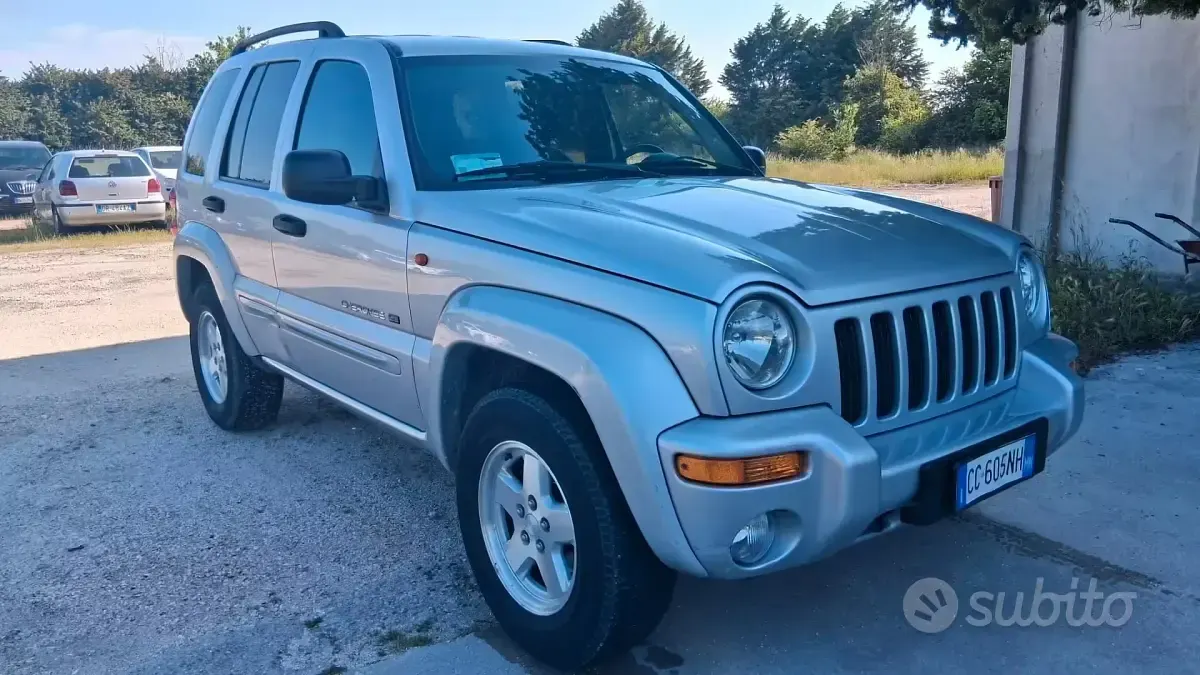 Usata Jeep Cherokee Sport 143 CV (105 kW) 2002 Grigio SUV