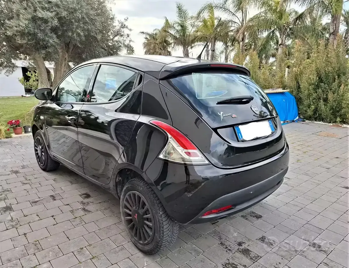 Usata Lancia Ypsilon 85 CV (62 kW) 2015 Nero Utilitaria