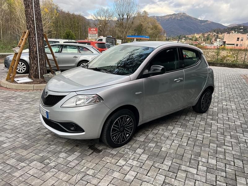 Usata Lancia Ypsilon 69 CV (50 kW) 2021 Argento Utilitaria