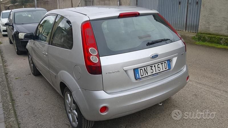 Usata Ford Fiesta 68 CV (50 kW) 2006 Grigio Berlina