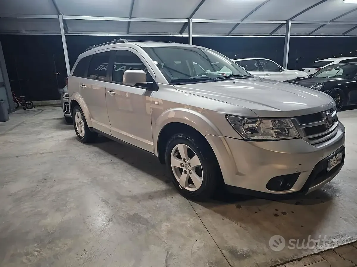 Käytetty Fiat Freemont 140 HP (102 kW) 2011 Hopea Katumaasturi