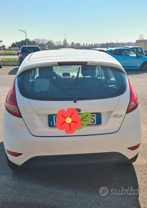 Usata Ford Fiesta 96 CV (70 kW) 2009 Bianco Utilitaria