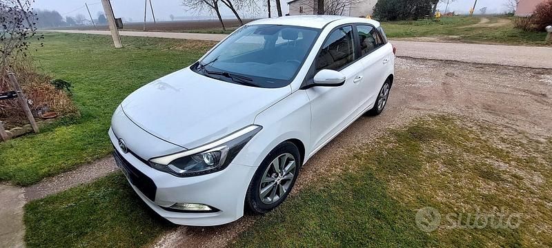 Usata Hyundai i20 Style 75 CV (55 kW) 2015 Bianco Utilitaria