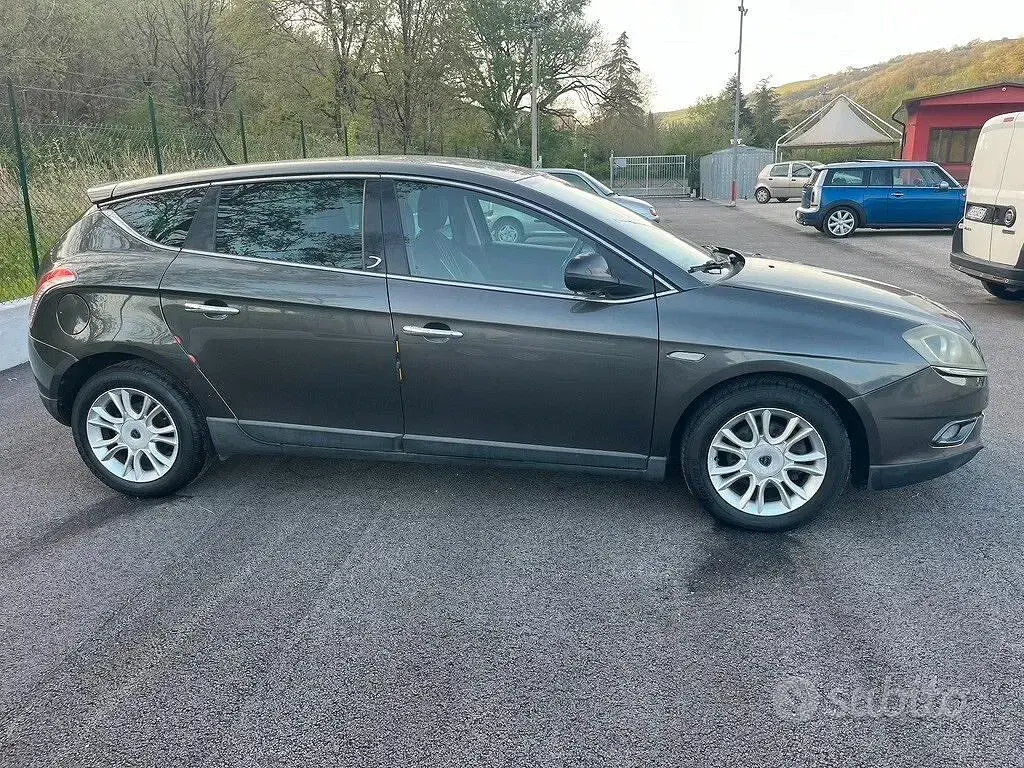 Usado Lancia Delta Gold 120 CV (88 kW) 2011 Gris Utilitario