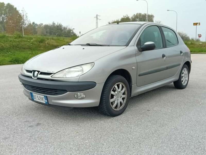 Usato 2002 Peugeot 206 1.4 Benzin 75 CV (2.000 €)