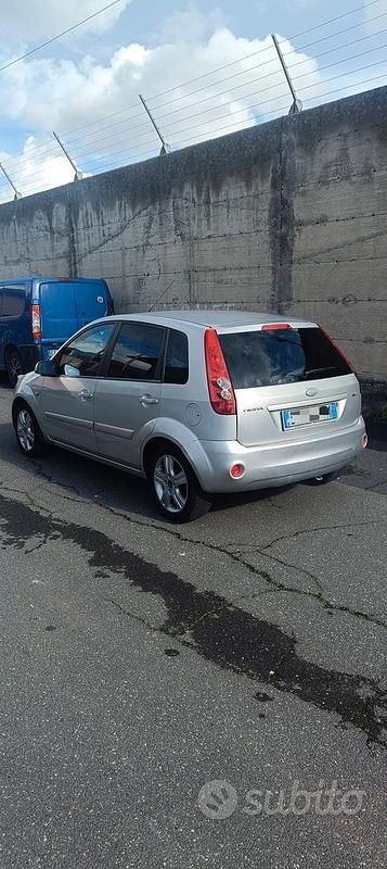 Usata Ford Fiesta 68 CV (50 kW) 2008 Grigio Utilitaria
