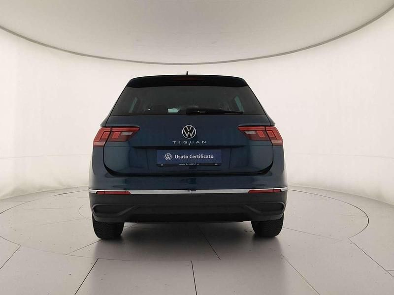 Usata VW Tiguan Life 150 CV (110 kW) 2021 Night shade blue SUV