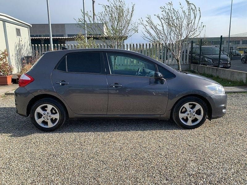 Usata Toyota Auris Sol 126 CV (92 kW) 2010 Grigio Utilitaria