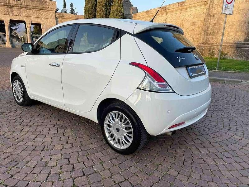 Usata Lancia Ypsilon Gold 69 CV (50 kW) 2018 Bianco Utilitaria