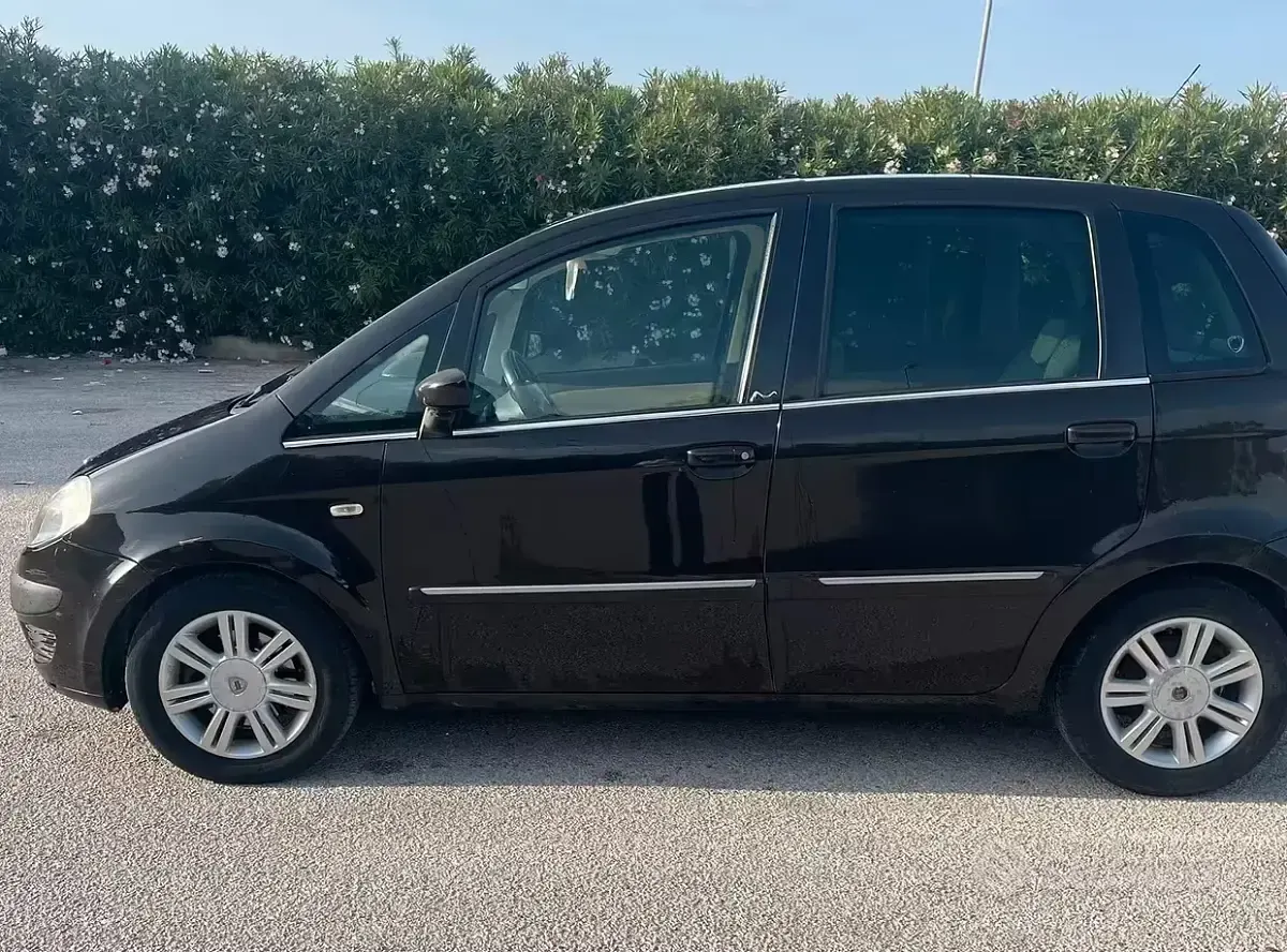 Usata Lancia Musa 101 CV (74 kW) 2004 Marrone Monovolume