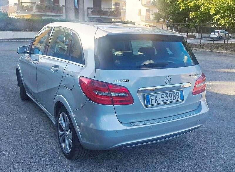 Gebraucht Mercedes B200 Premium 156 PS (114 kW) 2014 Grau Van / Kleinbus
