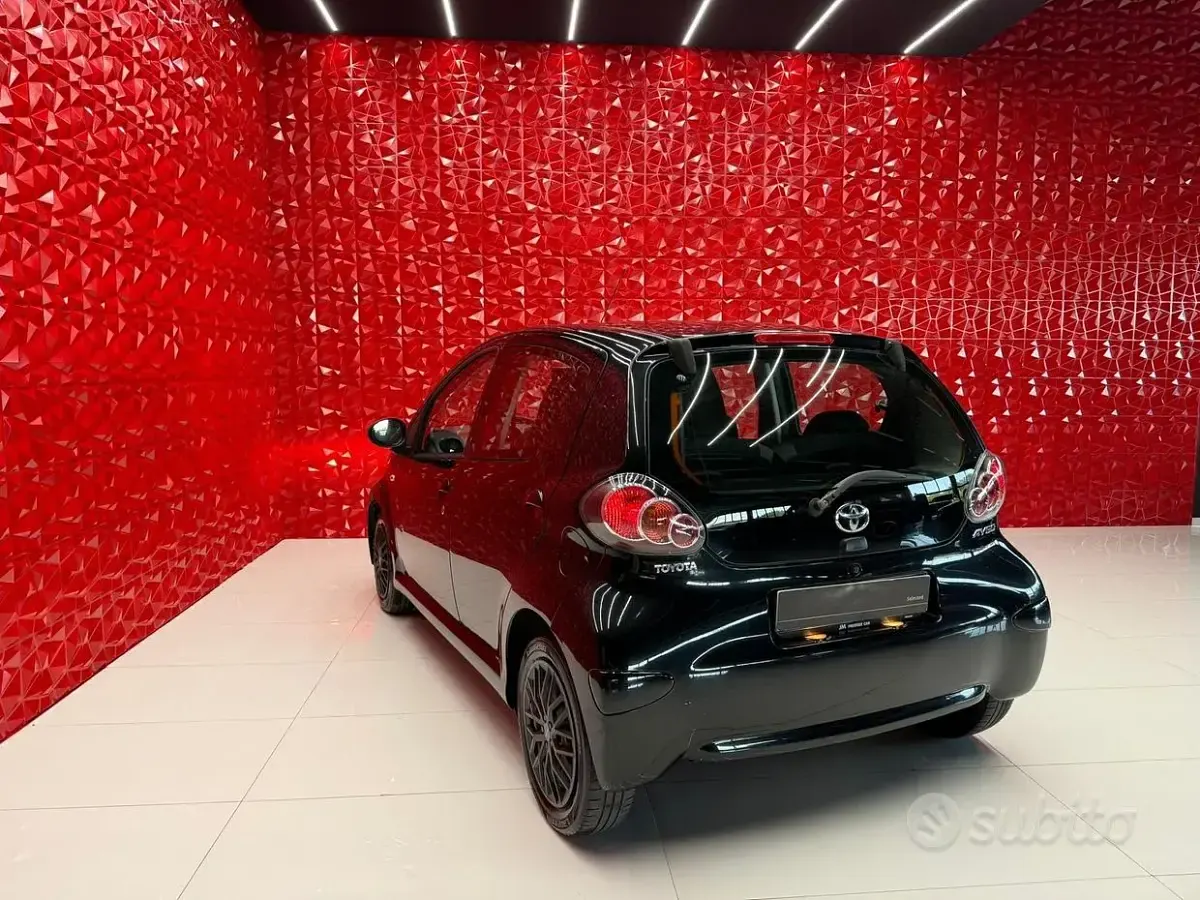 Begagnad Toyota Aygo Active 68 HK (50 kW) 2013 Svart Halvkombi