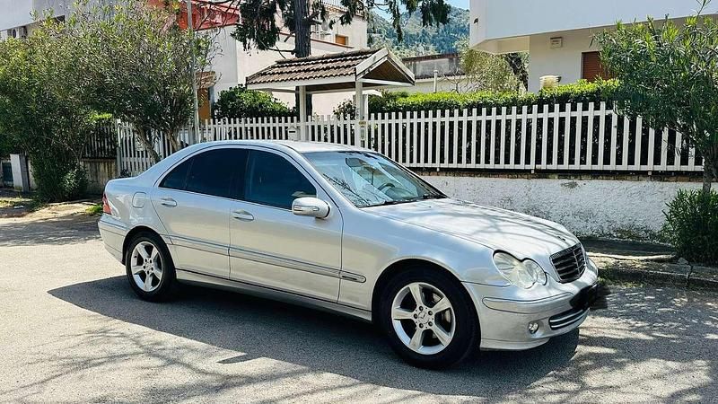 Usata 2004 Mercedes C220 Berlina | 4999 € (Buon prezzo) - Immagine 1/4