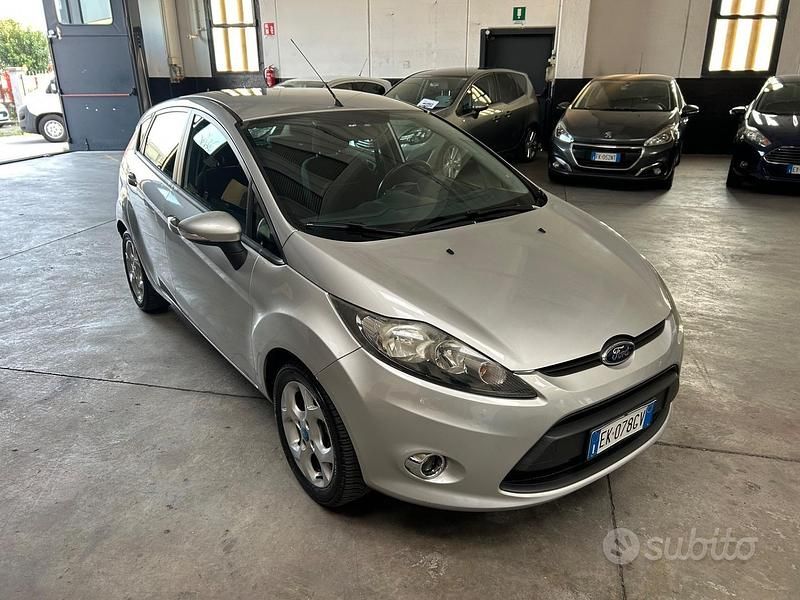 Usata Ford Fiesta Titanium 70 CV (51 kW) 2011 Grigio Utilitaria