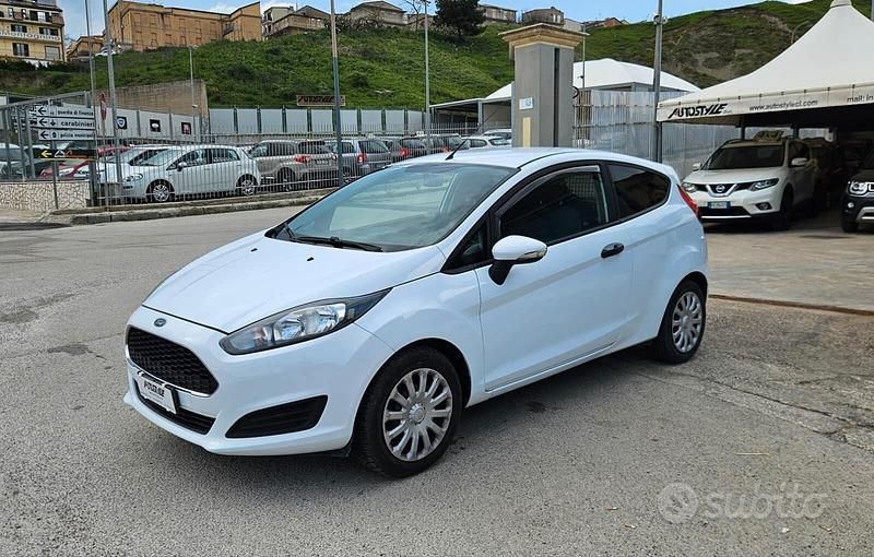 Begagnad Ford Fiesta 75 HK (55 kW) 2016 Grå Van