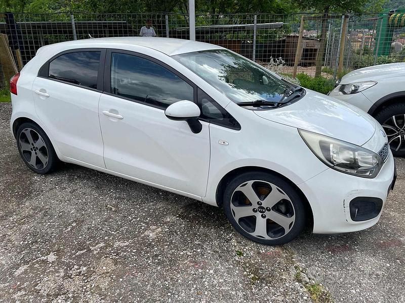 Bianco Usata 2013 Kia Rio Tre volumi | 5333 € (Buon prezzo) - Immagine 1/4