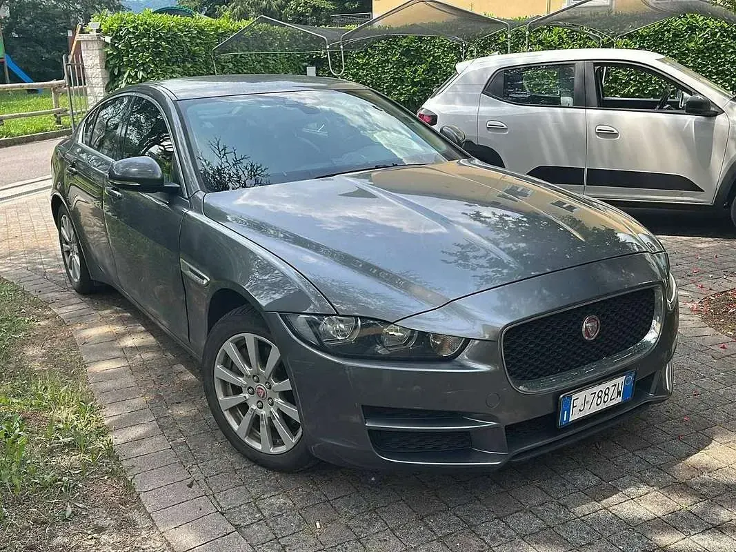 Usata Jaguar XE Portfolio 179 CV (131 kW) 2017 Argento Berlina