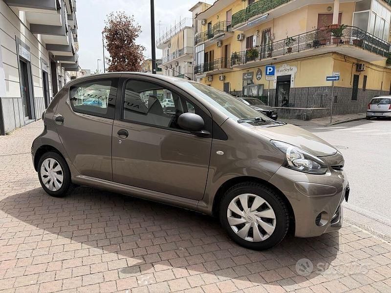 Usata Toyota Aygo Sol 69 CV (50 kW) 2013 Marrone Utilitaria
