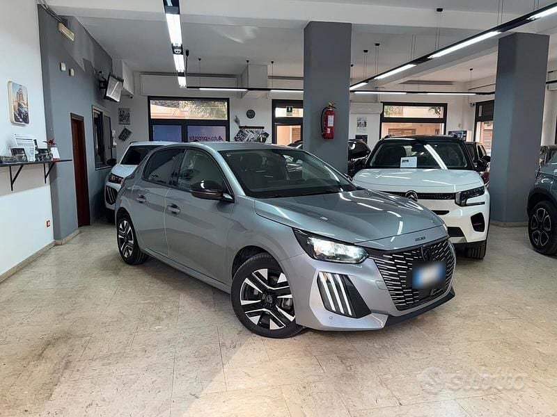 Usata Peugeot 208 Allure 101 CV (74 kW) 2025 Grigio Utilitaria