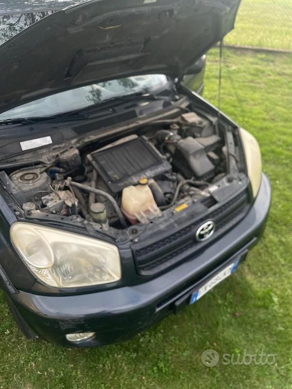 Usata Toyota RAV4 116 CV (85 kW) 2005 Nero SUV