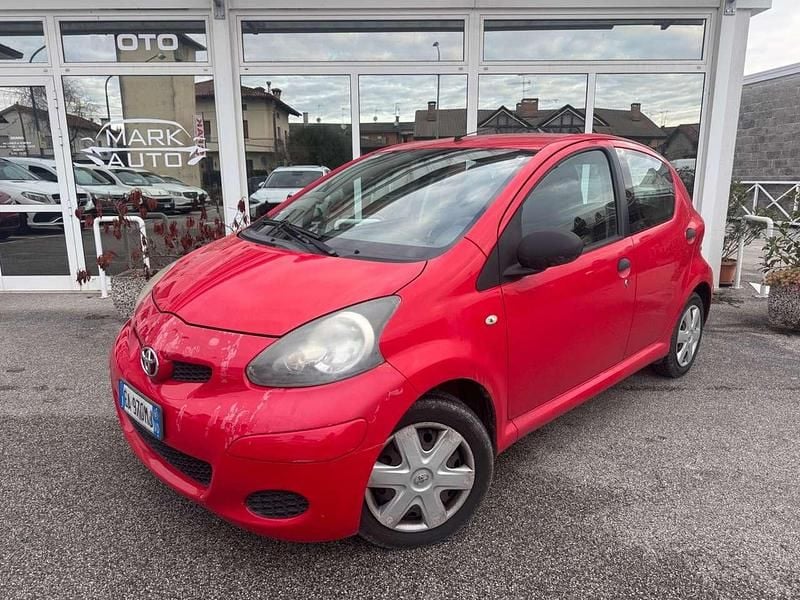 Rosso Usata 2010 Toyota Aygo Sol Due volumi | 2900 € (Ottimo prezzo) - Immagine 1/4