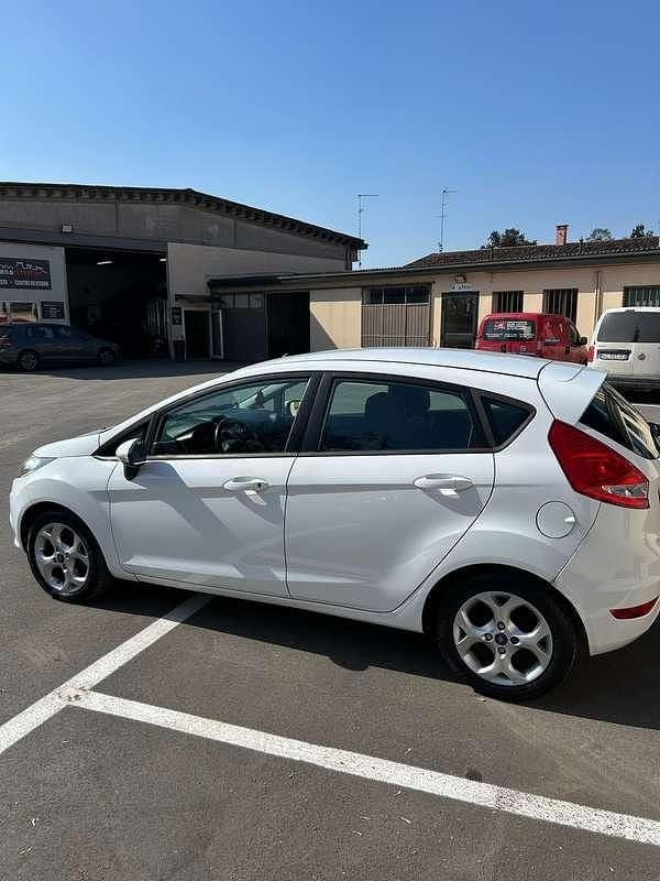 Usata Ford Fiesta 71 CV (52 kW) 2012 Bianco Utilitaria