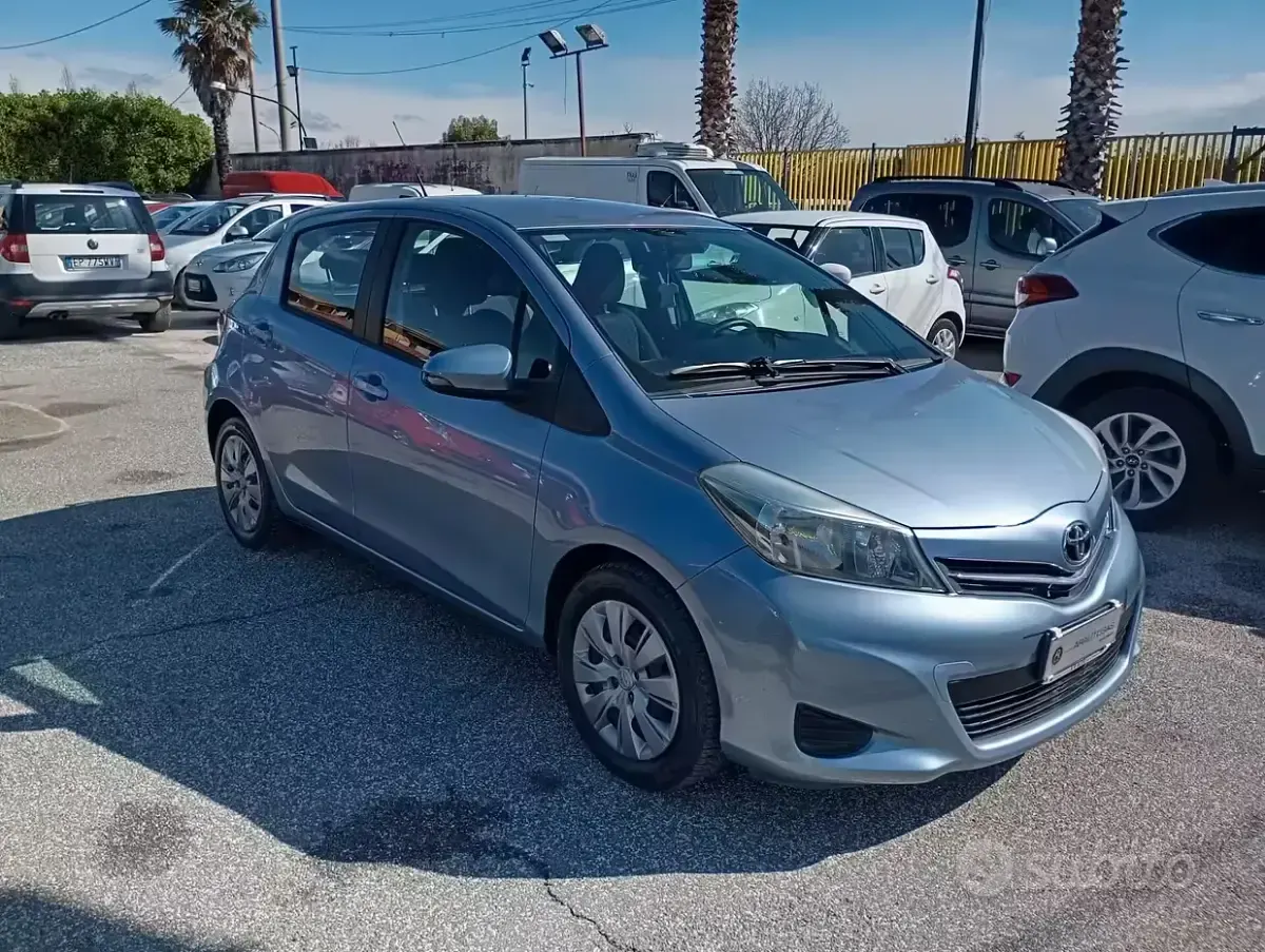 Begagnad Toyota Yaris Active 69 HK (50 kW) 2012 Blå Halvkombi