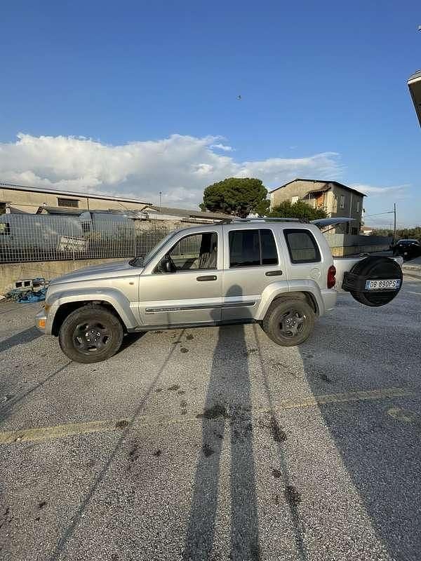 Usado Jeep Cherokee 163 CV (119 kW) 2006 Gris SUV