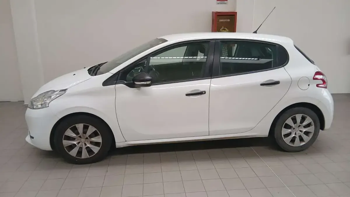 Usata Peugeot 208 Active 68 CV (50 kW) 2014 Bianco Utilitaria
